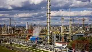 "Ченгиз" холдинг и азербайджанската държавна компания "Сокар" искат да купят "Лукойл" Бургас