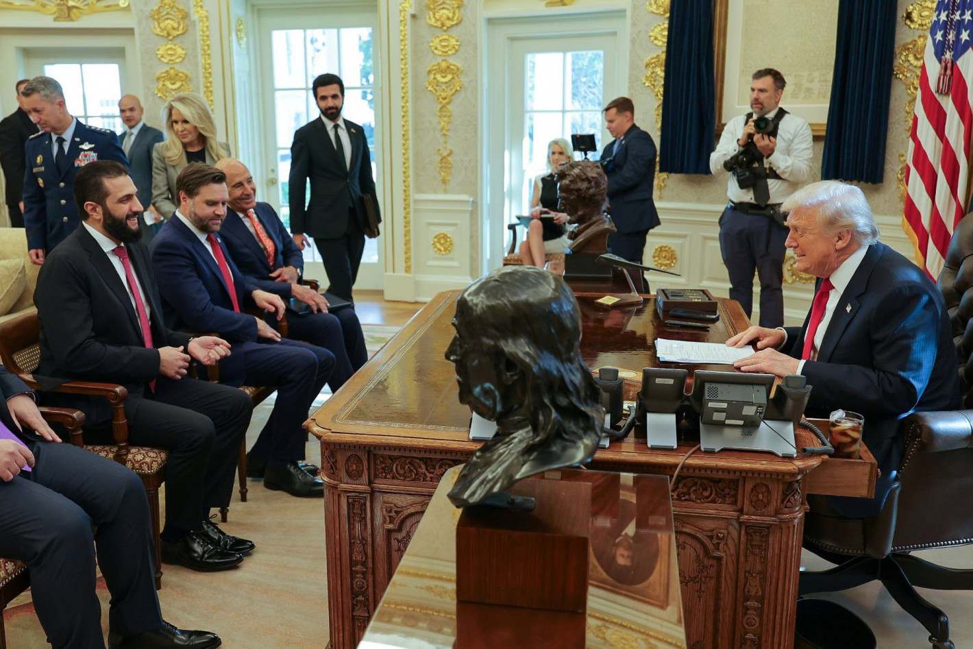Доскоро санкциониран терорист, Ахмед аш Шараа влезе в Белия дом, макар и не през главния вход