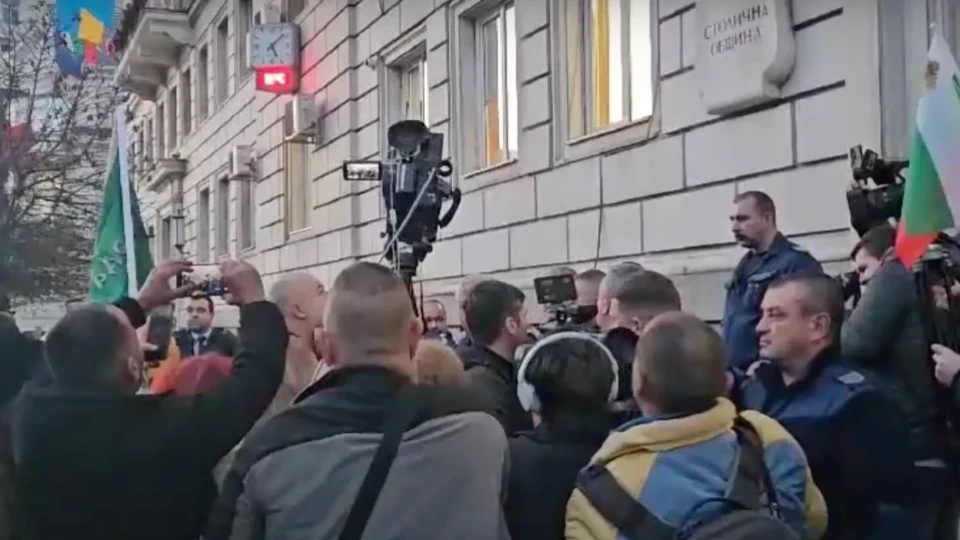 Напрежение пред общината: Протест срещу скъпото паркиране в София