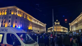 Втора линейка дойде на протеста в София. Хората продължават да прииждат в Триъгълника на властта