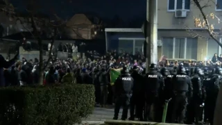 Бомбички, димки и счупени стъкла: Протестът ескалира