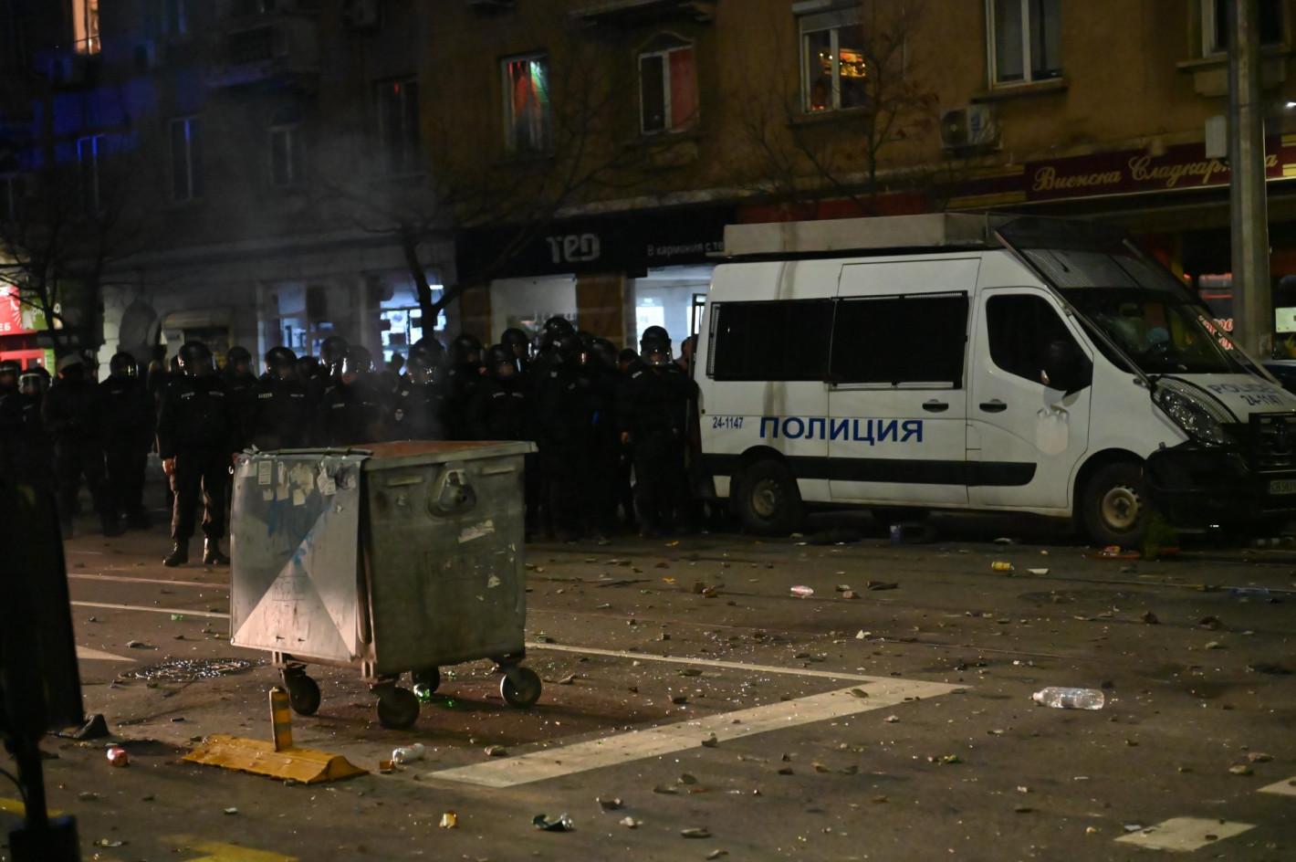 Батални сцени в София: Горящи кофи, потрошени коли на МВР и офис на ГЕРБ, има ранени (снимки)