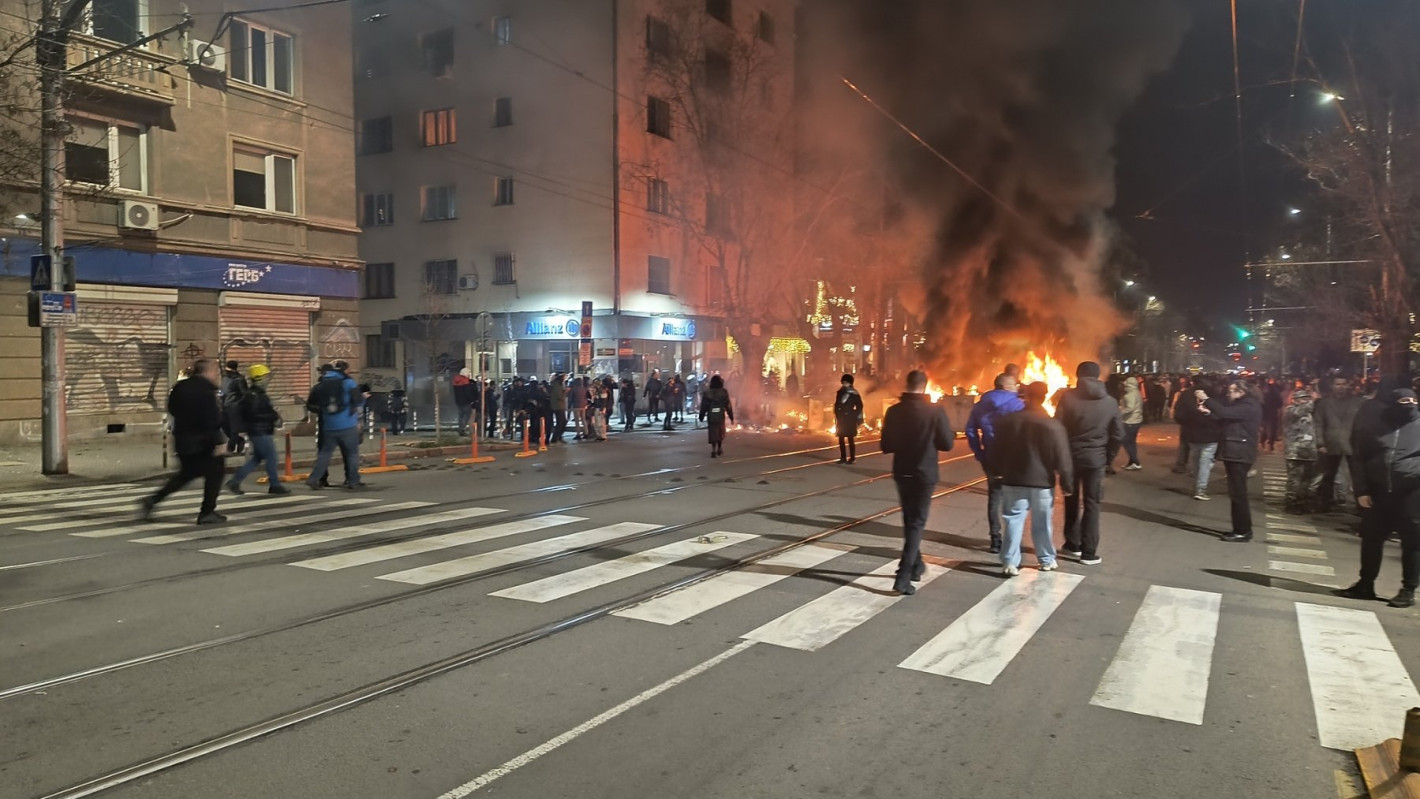 Батални сцени в София: Горящи кофи, потрошени коли на МВР и офис на ГЕРБ, има ранени (снимки)