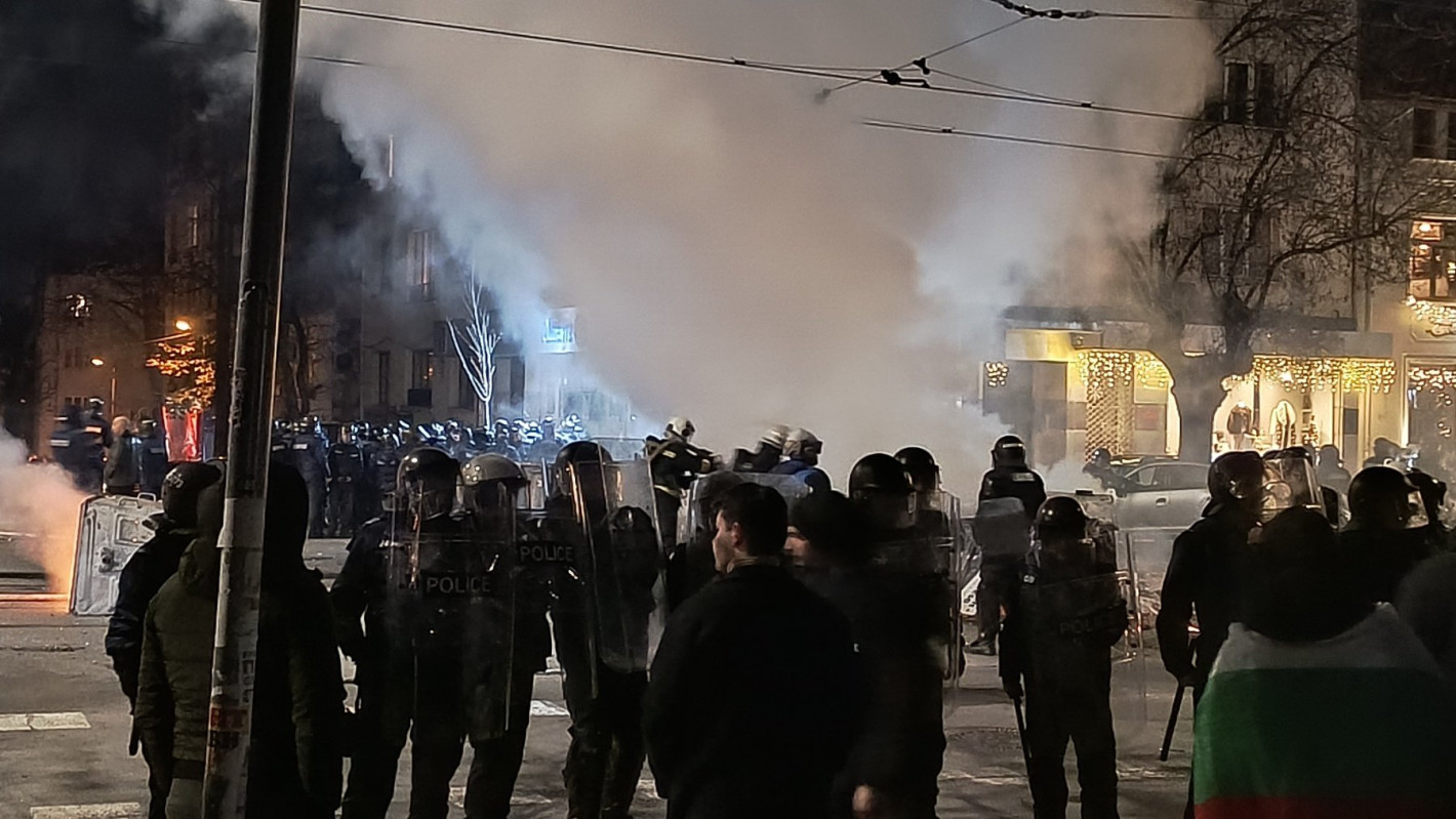 Батални сцени в София: Горящи кофи, потрошени коли на МВР и офис на ГЕРБ, има ранени (снимки)