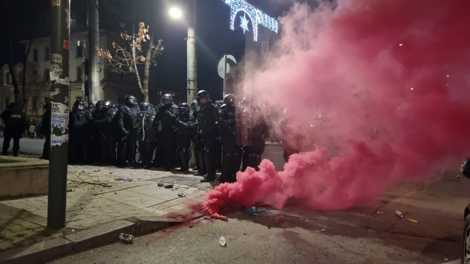 Сблъсъци и бомбички пред централата на ДПС, провокатори замерят полицаи с бутилки (видео)