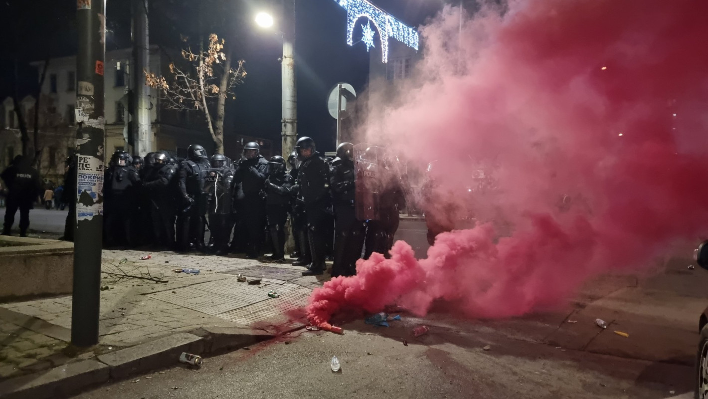 Сблъсъци и бомбички пред централата на ДПС, провокатори замерят полицаи с бутилки (видео)