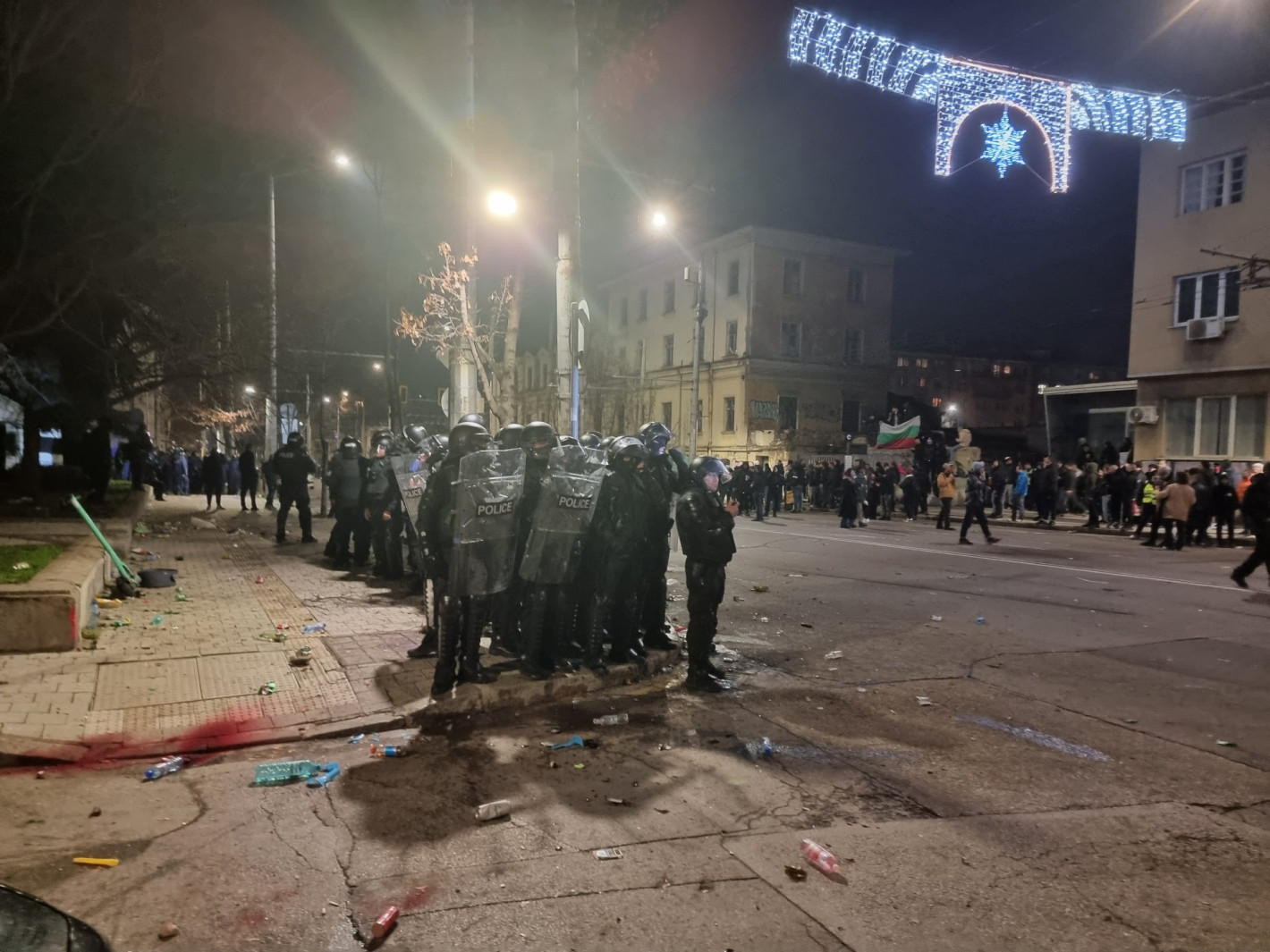 Сблъсъци и бомбички пред централата на ДПС, провокатори замерят полицаи с бутилки (видео)