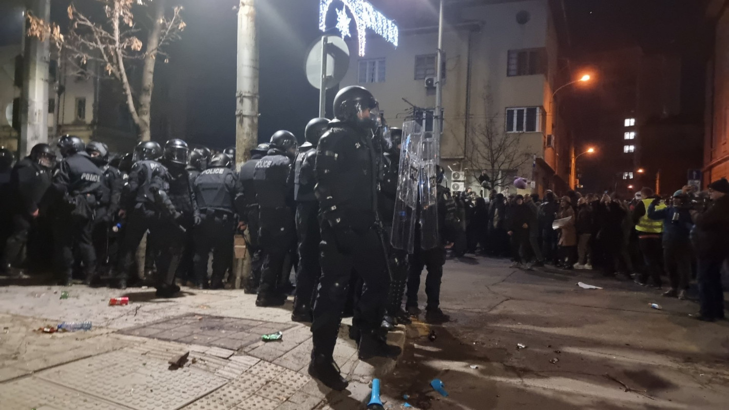 Сблъсъци и бомбички пред централата на ДПС, провокатори замерят полицаи с бутилки (видео)