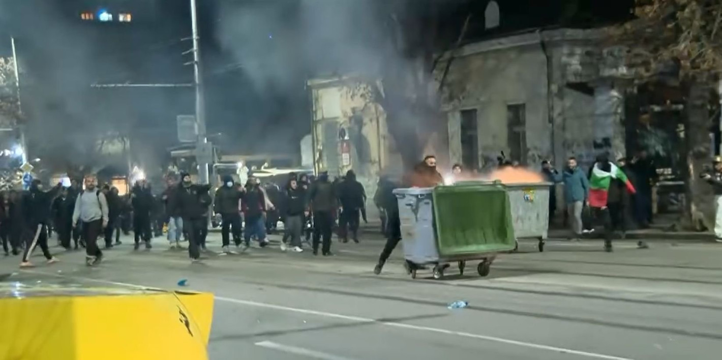 Сблъсъци и бомбички пред централата на ДПС, провокатори замерят полицаи с бутилки (видео)