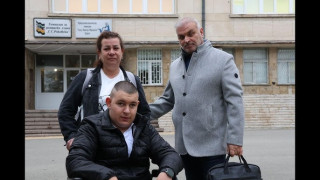 Заради забавен ТЕЛК: Ученик с 95% увреждания остана без обезщетение, без личен асистент и без рехабилитация