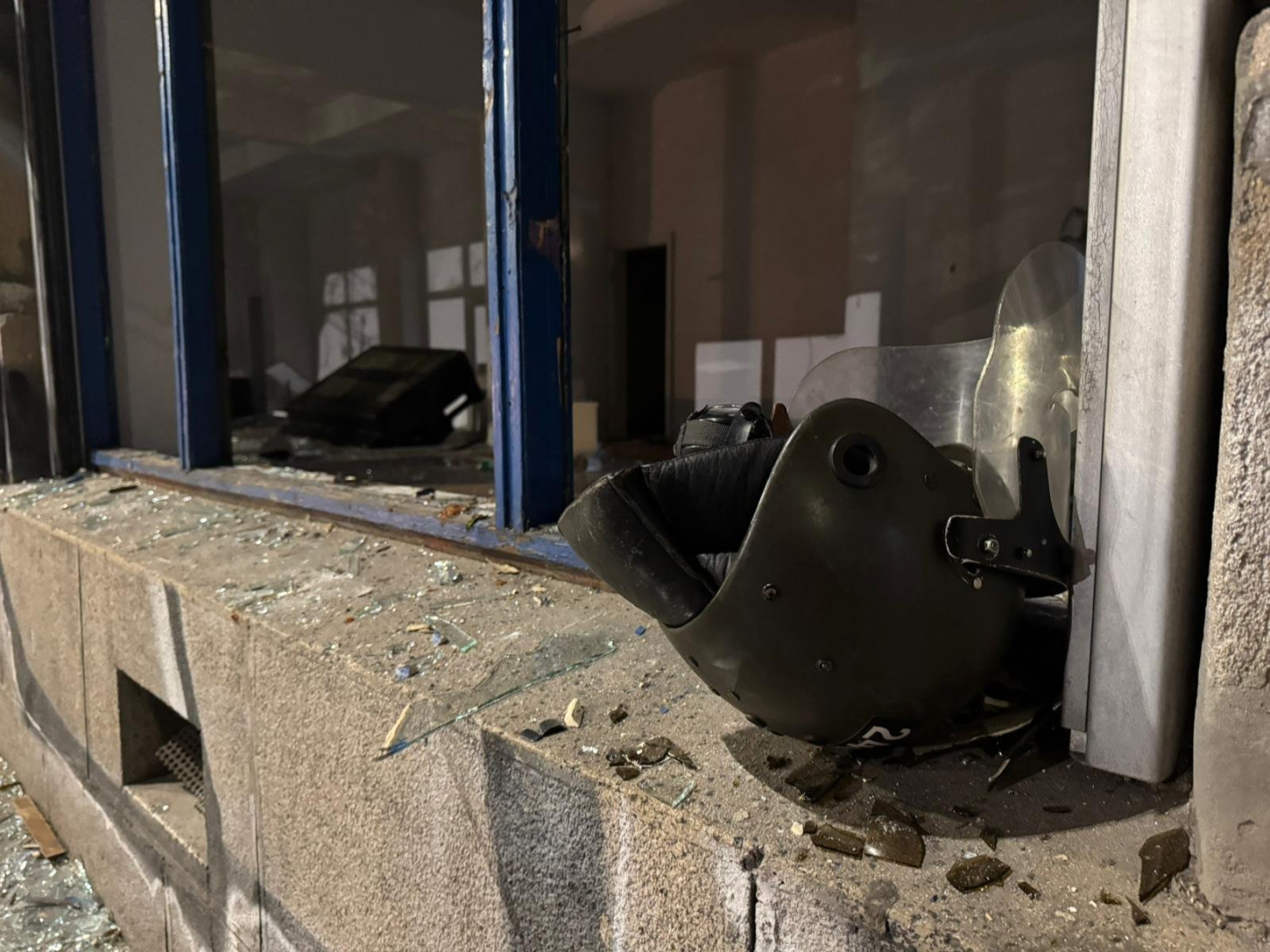 МВР показа пачките пари у задържан на протеста и как трошат патрулка (снимки/видео)