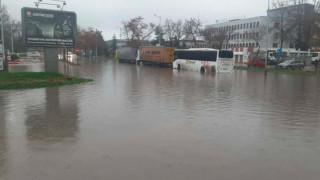 Пловдив под вода: Ключови кръстовища се превърнаха в езера