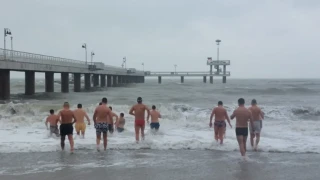 Любители на плуването се гмурнаха в студените води в Бургас