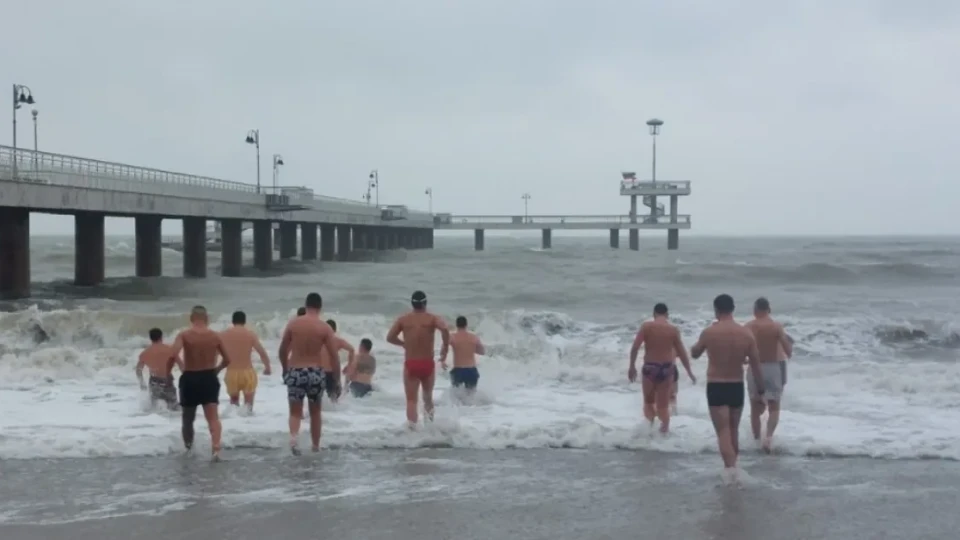 Любители на плуването се гмурнаха в студените води в Бургас