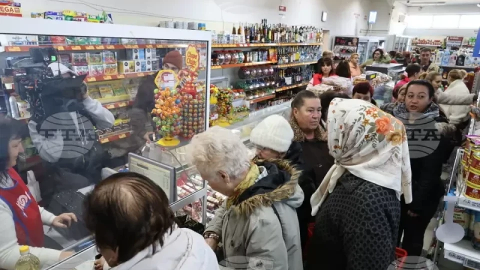 Разграбиха за минути евтините стоки в първия "Магазин за хората", открит в Куклен