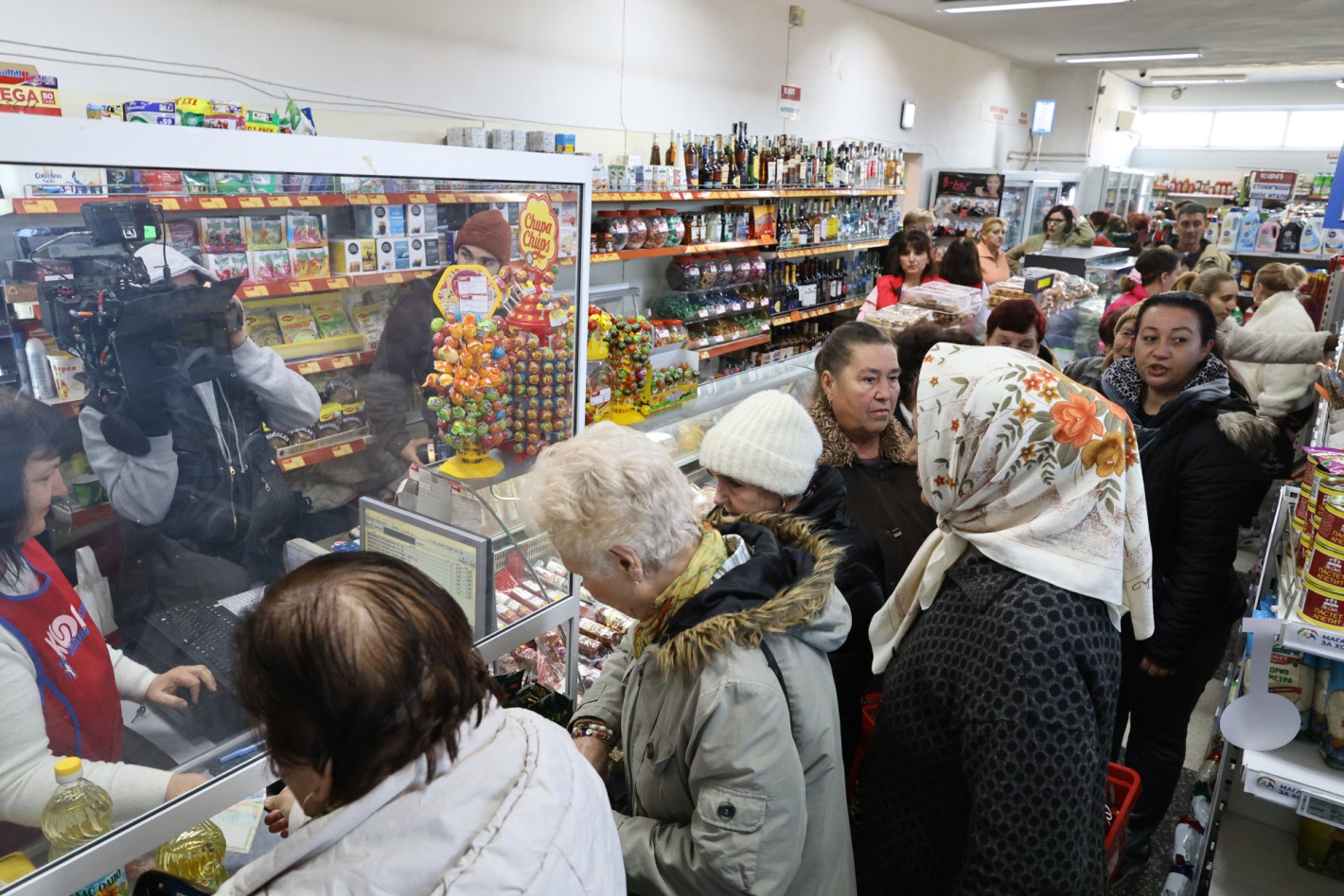 Вижте цените на първия щанд на държавния "Магазин за хората" (снимки)