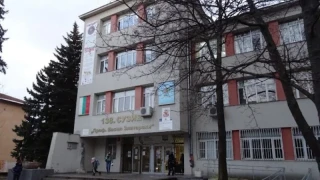 РУО и психолози влизат в 138-о училище в София след задържането на директора