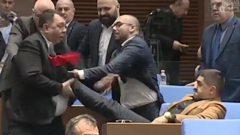 Екшън в парламента! Радостин Василев ритна в корема депутат от "ДПС - Ново начало"!