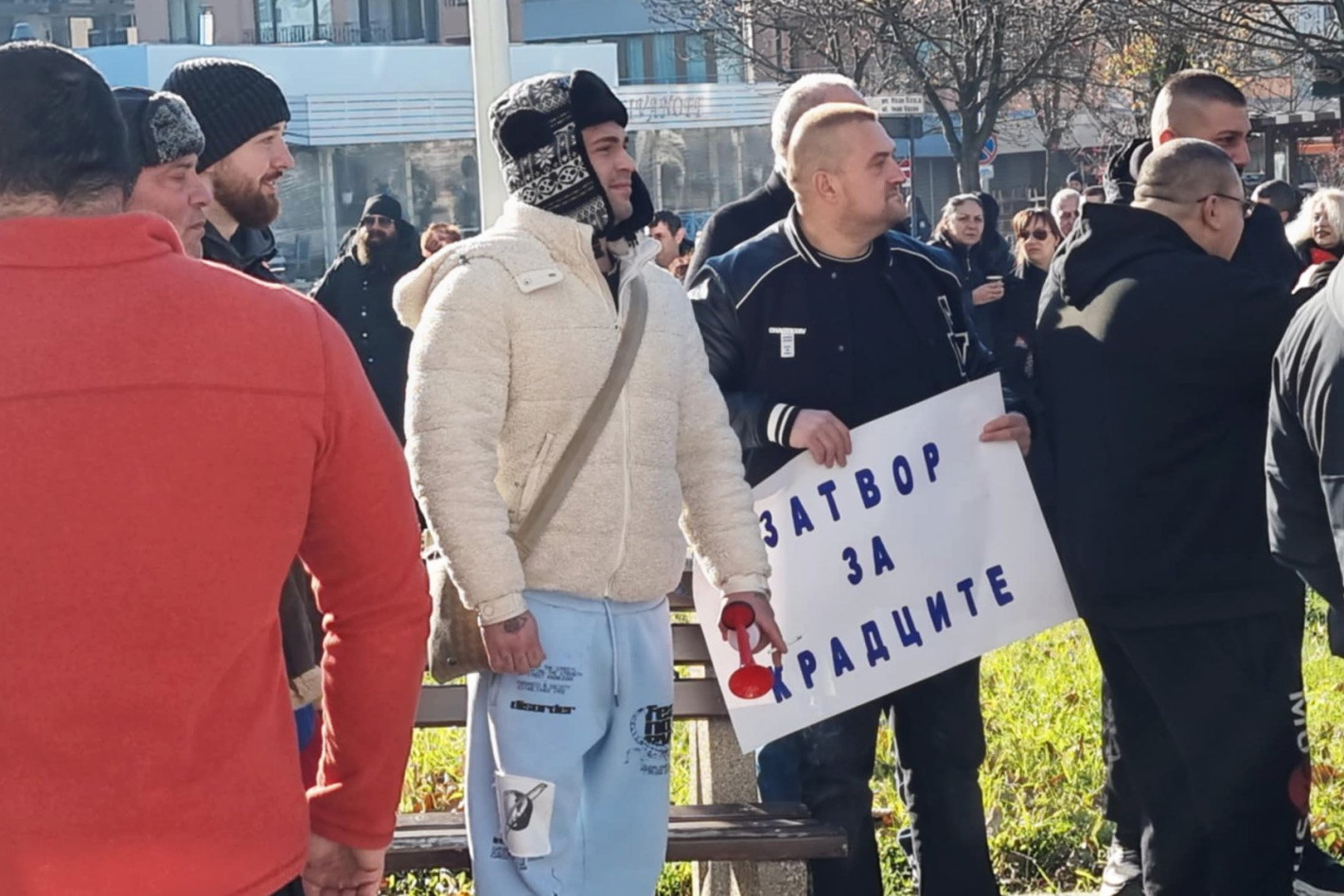 Протест, яйца, сблъсъци с общинари и арест заради увеличен имотен данък в Несебър (снимки)