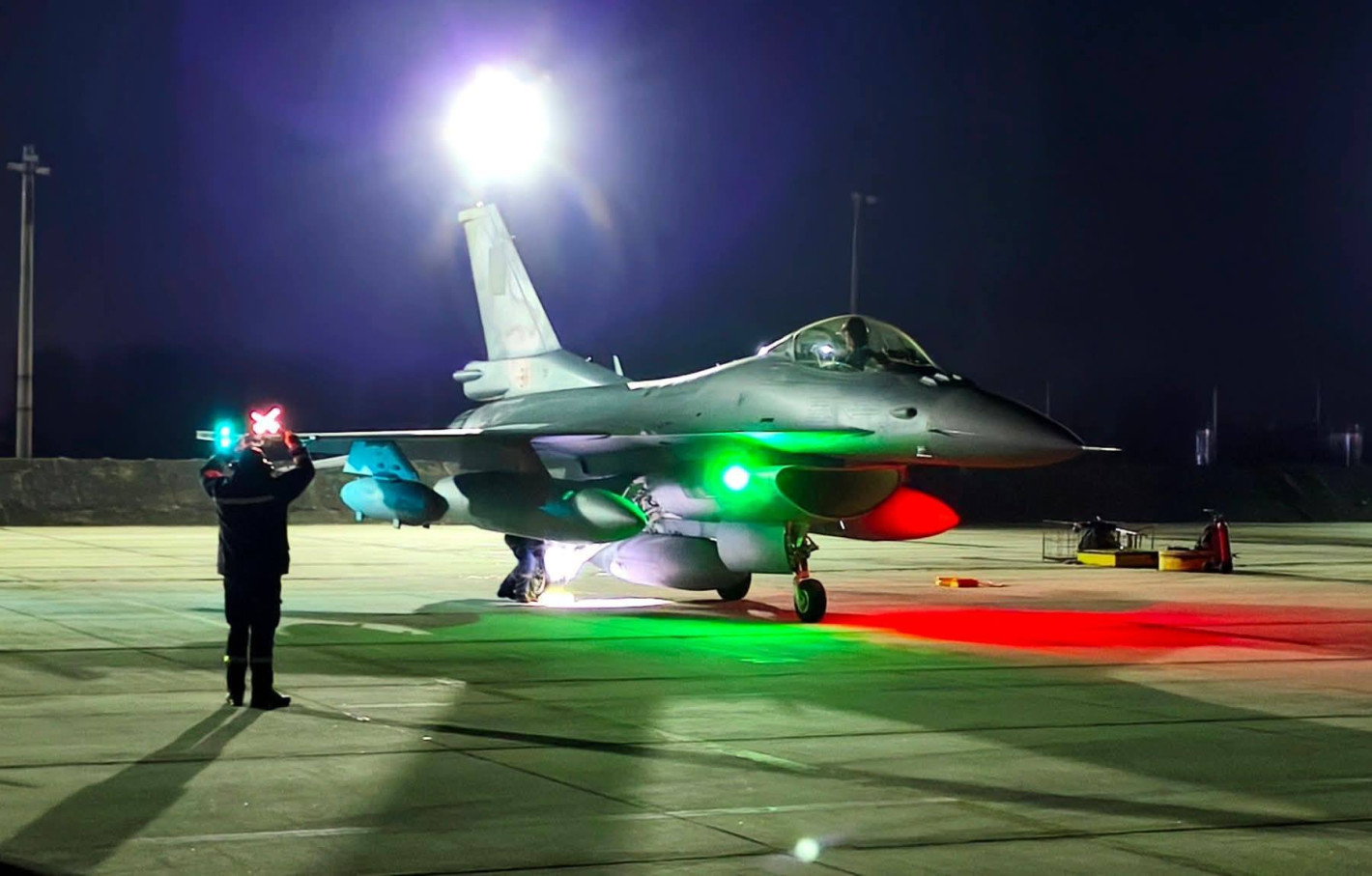 Пристигнаха последните два самолета от първата партида F-16 за България (снимки/видео)