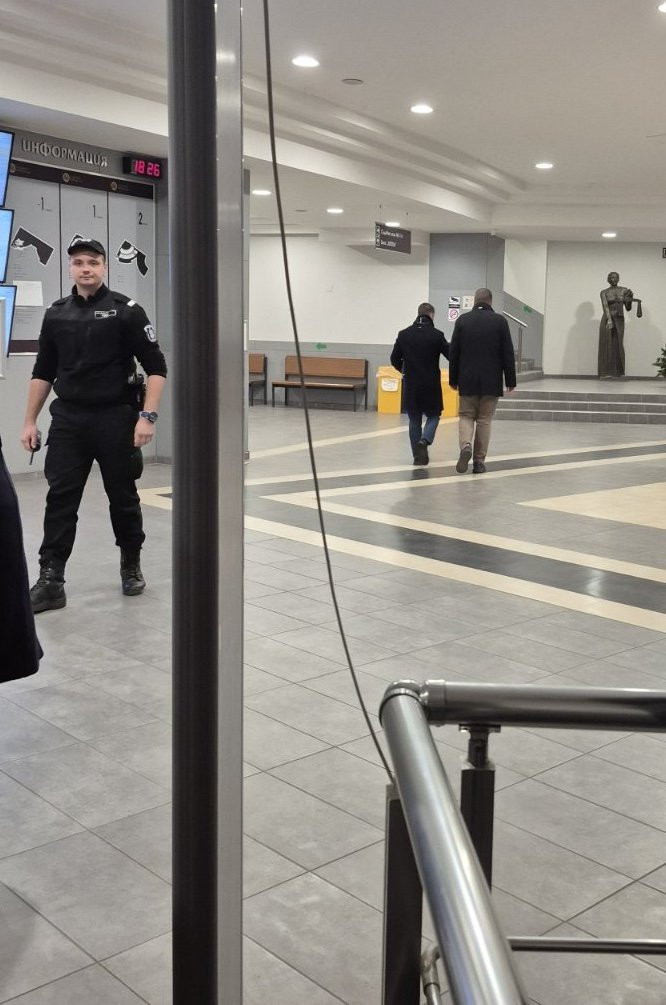 МОН уволни директора на 138. училище. Той остава в ареста и твърди, че не знаел за камерите