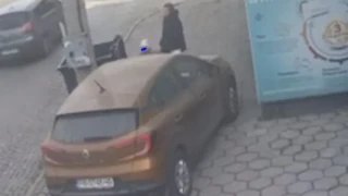 Безумие! Шофьор подкара срещу детенце и майка му на тротоар ВИДЕО