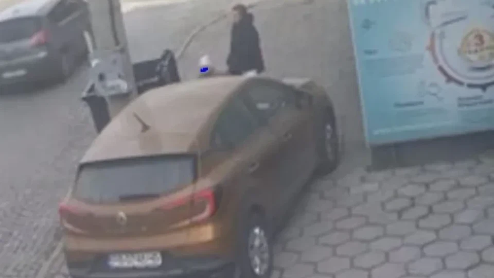 Безумие! Шофьор подкара срещу детенце и майка му на тротоар ВИДЕО