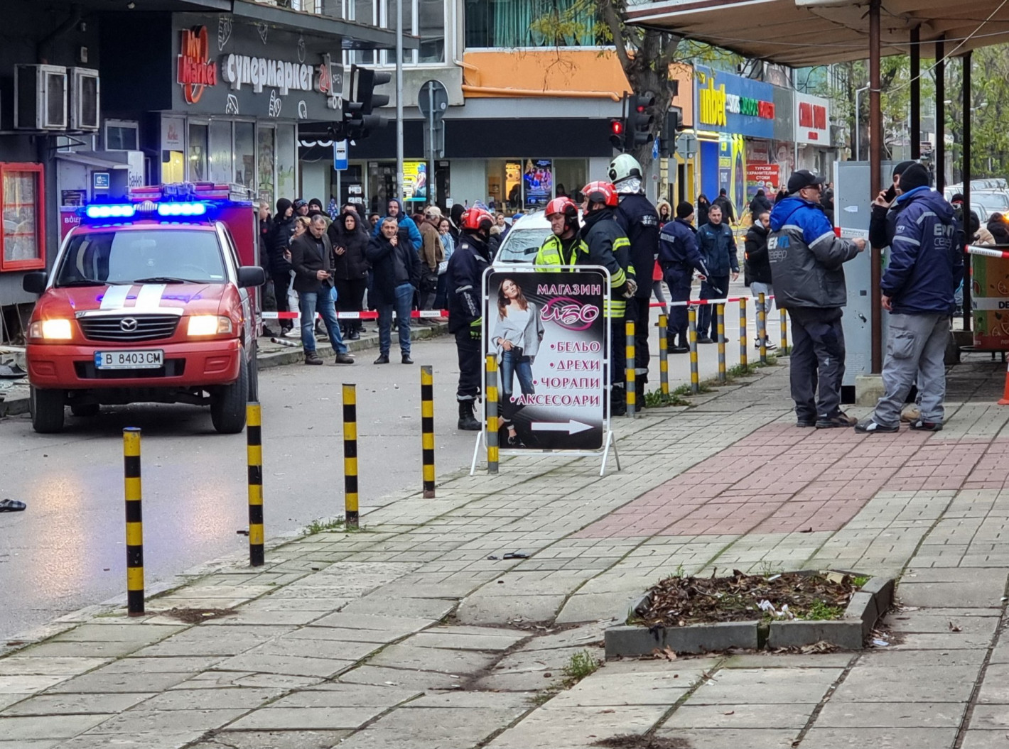 Шофьор помете пешеходци на тротоар в центъра на Варна, има загинали (снимки)