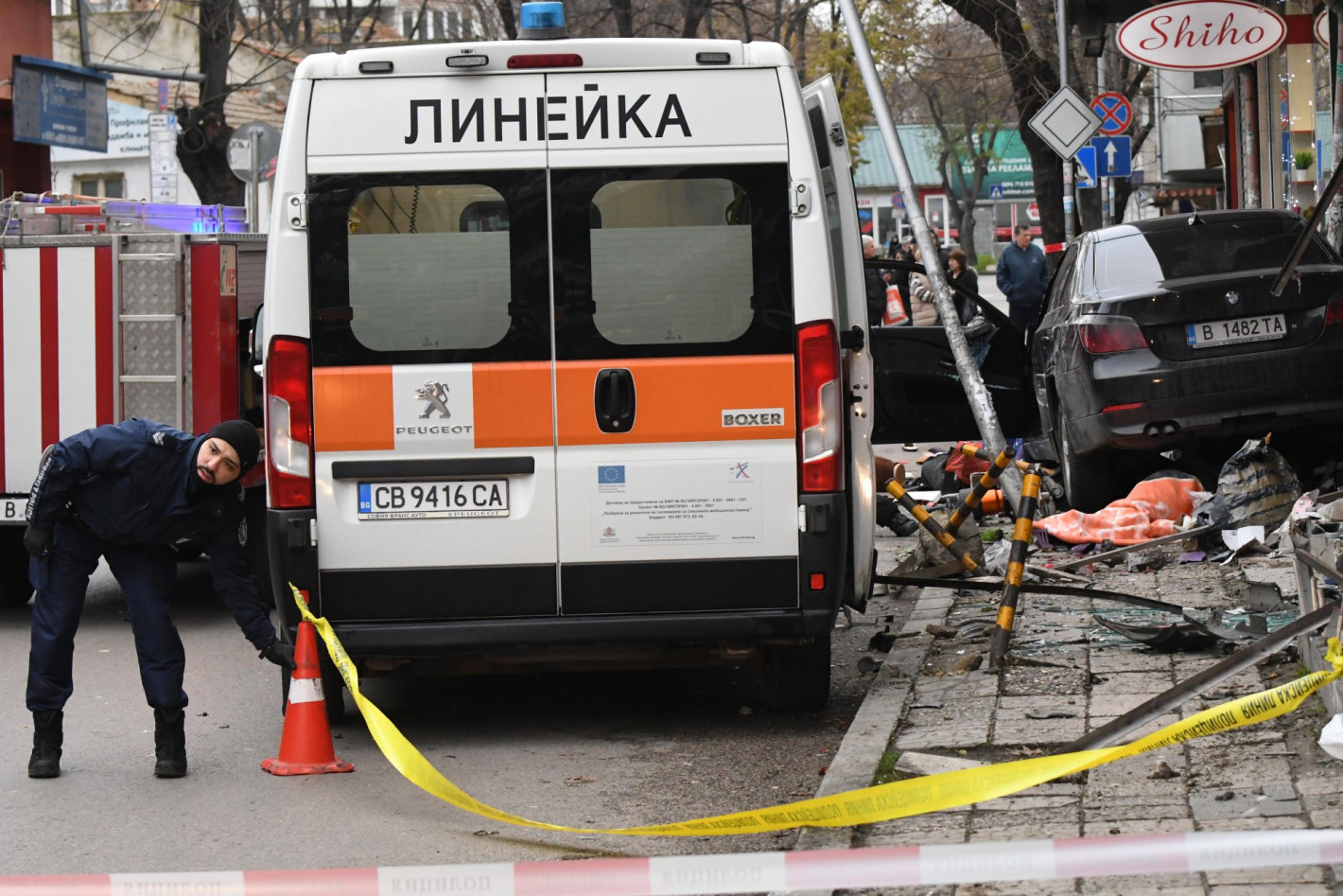 Шофьор помете пешеходци на тротоар в центъра на Варна, има загинали (снимки)