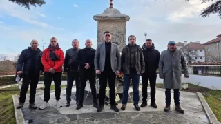 Грозен пиар! Като наперени петли,с ръце в джобовете Мирчев и Божанов се "поклониха" на Тюркян чешма
