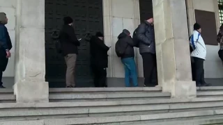 Икономист: Не разбирам защо хората бързат да обменят парите си, няма смисъл от дълги опашки преди 1 януари!
