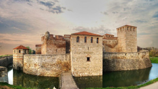Ремонт за над милион евро, а настилката край крепостта „Баба Вида“ вече се руши