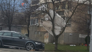 Криза, вятър и празнично разчистване "украсиха" София с матраци и пликове (снимки и видео)