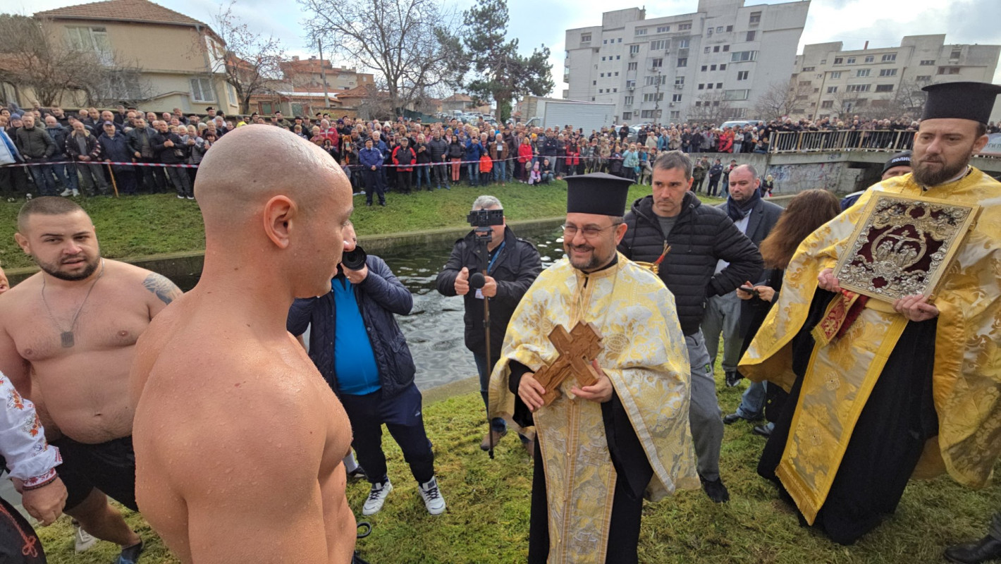 Вижте смелчаците от цяла България, които спасиха кръста на Богоявление (галерия)