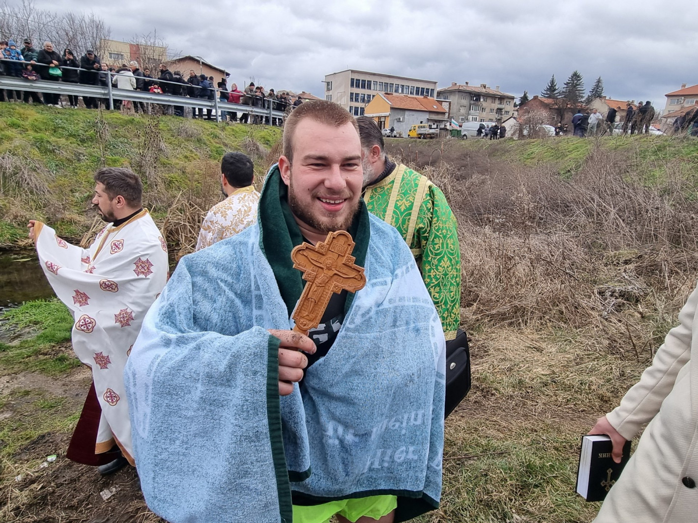 Вижте смелчаците от цяла България, които спасиха кръста на Богоявление (галерия)
