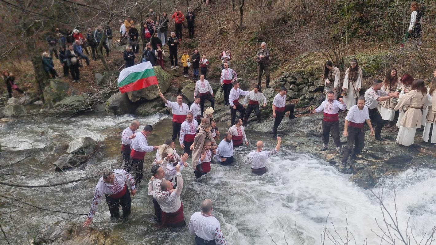Вижте смелчаците от цяла България, които спасиха кръста на Богоявление (галерия)