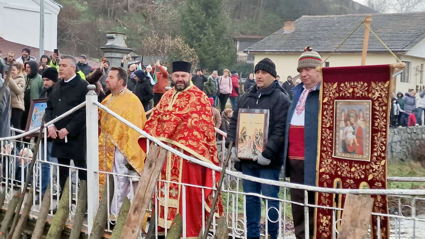 Над 200 души във водите на река Тунджа за Леденото хоро в Калофер