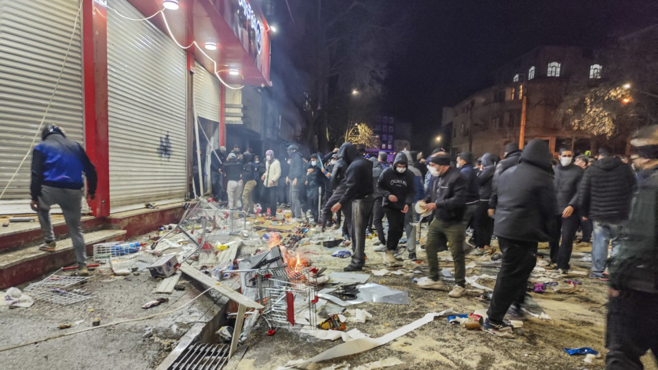 Близо 220 души са загинали при протестите в Техеран