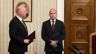 Президентът връчи първия мандат на Росен Желязков, той върна папката на момента