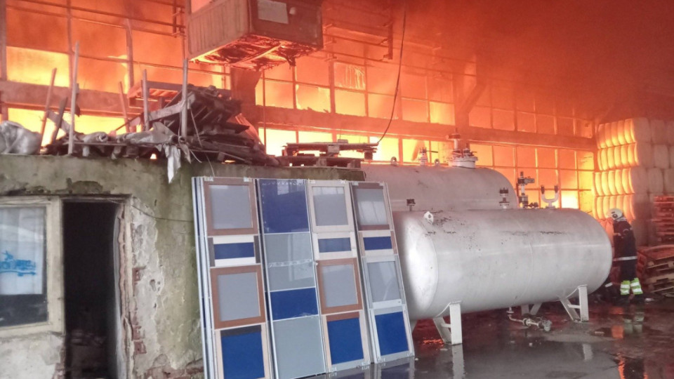 Пожар в Троян в складове на един от най-големите производители на възглавници (снимки)