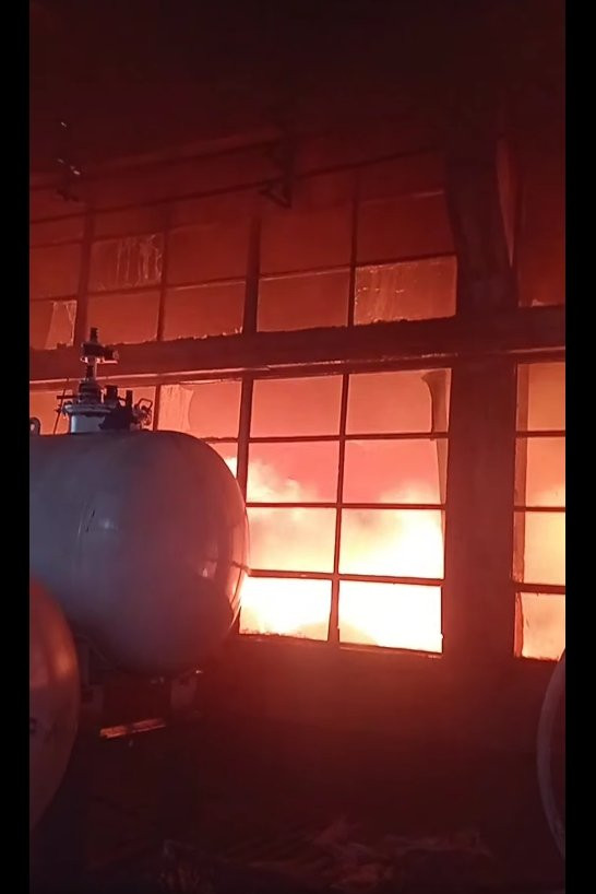 Пожар в Троян в складове на един от най-големите производители на възглавници (снимки)