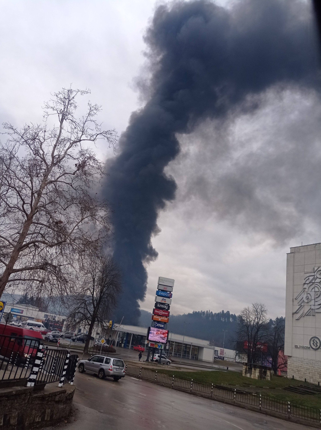 Пожар в Троян в складове на един от най-големите производители на възглавници (снимки)