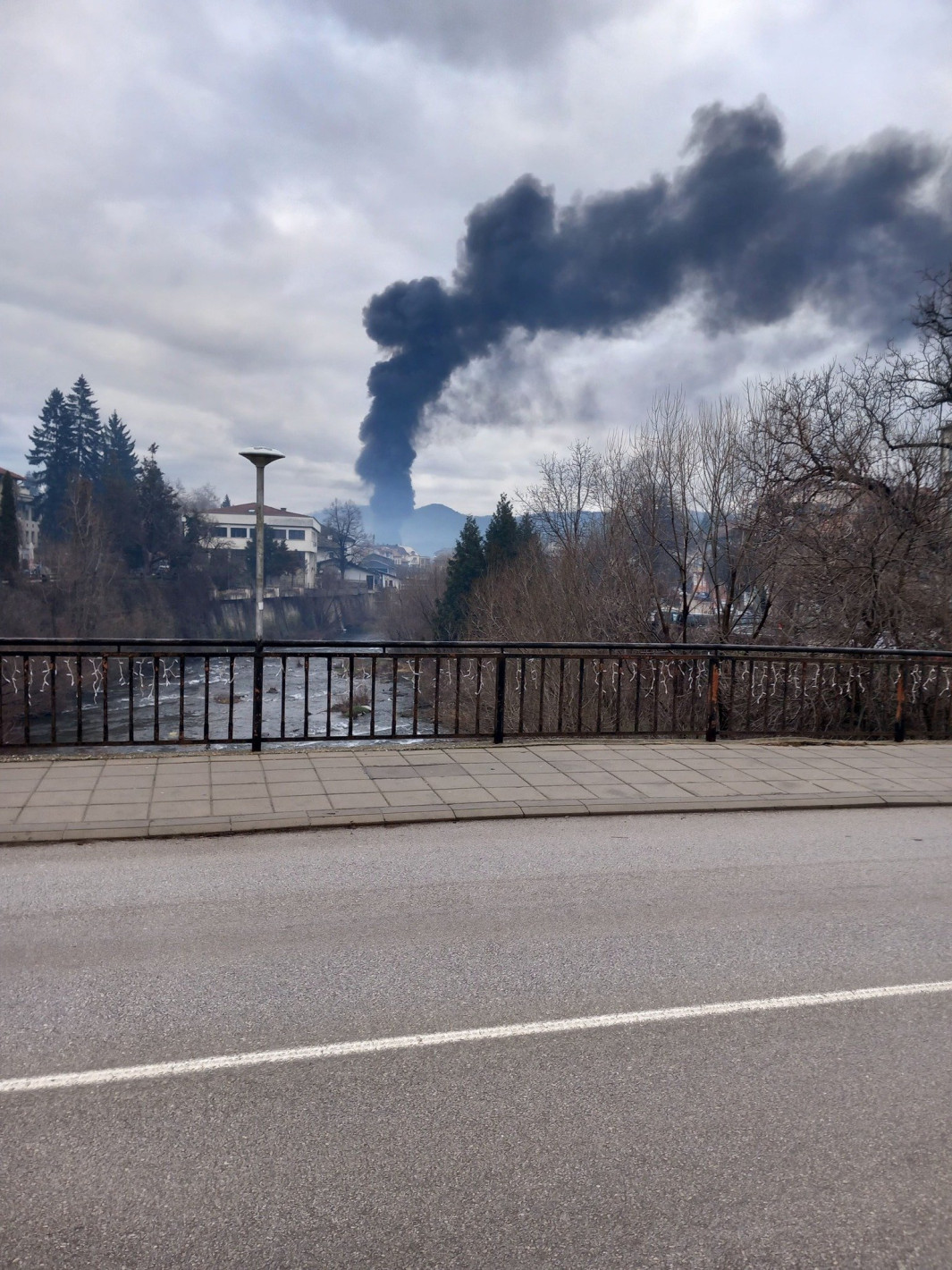 Пожар в Троян в складове на един от най-големите производители на възглавници (снимки)