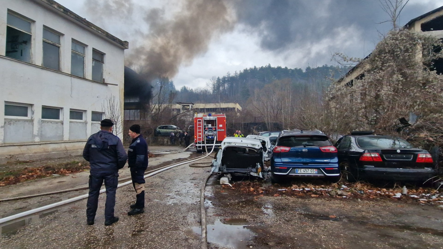 Пожар в Троян в складове на един от най-големите производители на възглавници (снимки)