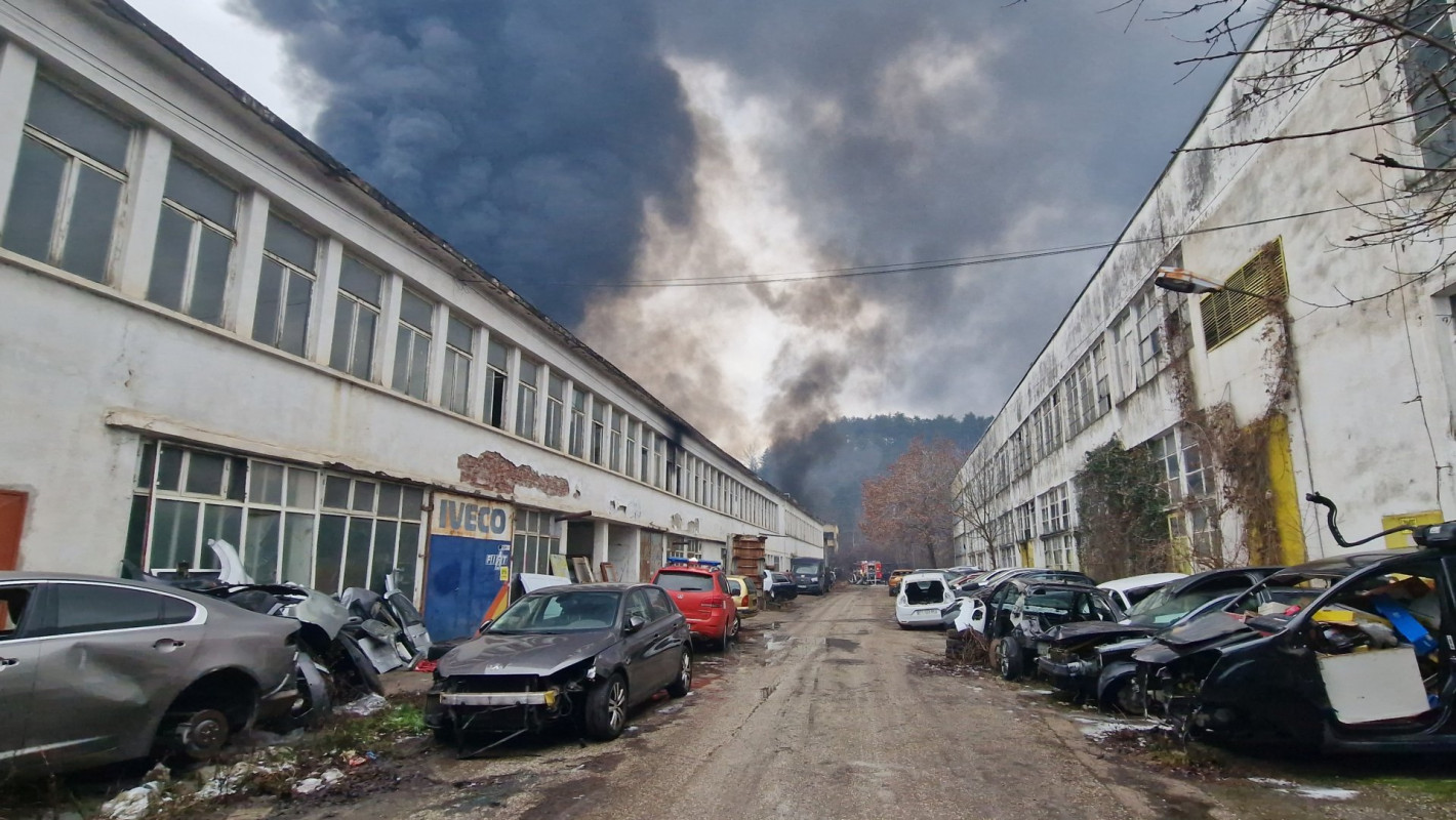 Пожар в Троян в складове на един от най-големите производители на възглавници (снимки)