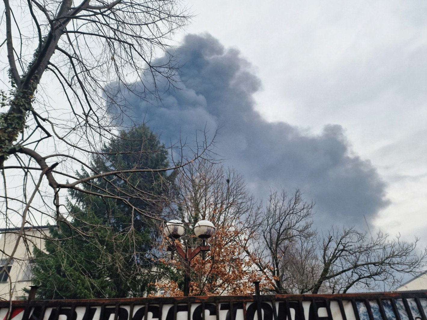Пожар в Троян в складове на един от най-големите производители на възглавници (снимки)