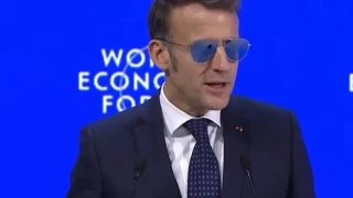 Нарекоха Макрон, който говори в Давос със слънчеви очила, "кретен"
