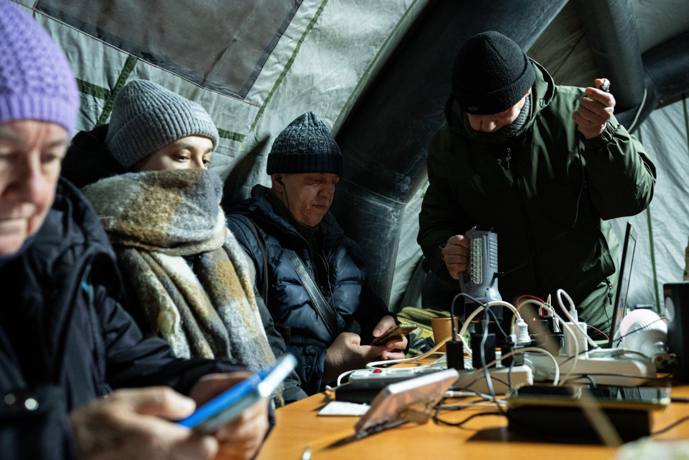 Без вода, ток и парно: Над 1 млн. домакинства мръзнат в Украйна след руската атака (снимки)