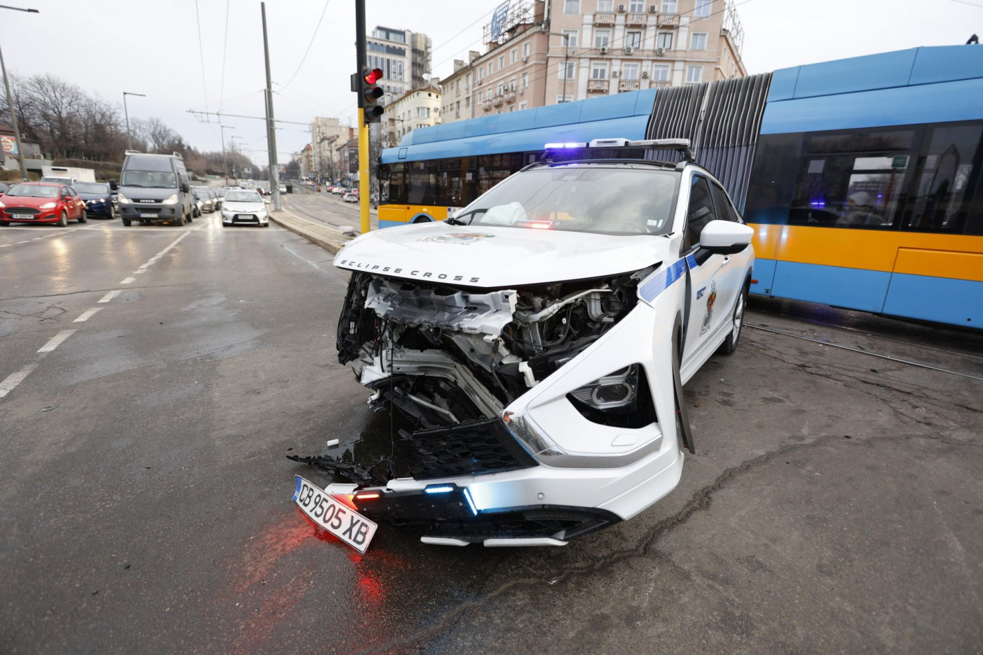 Катастрофа с джип на Столичната община блокира кръстовище до НДК (снимки/видео)