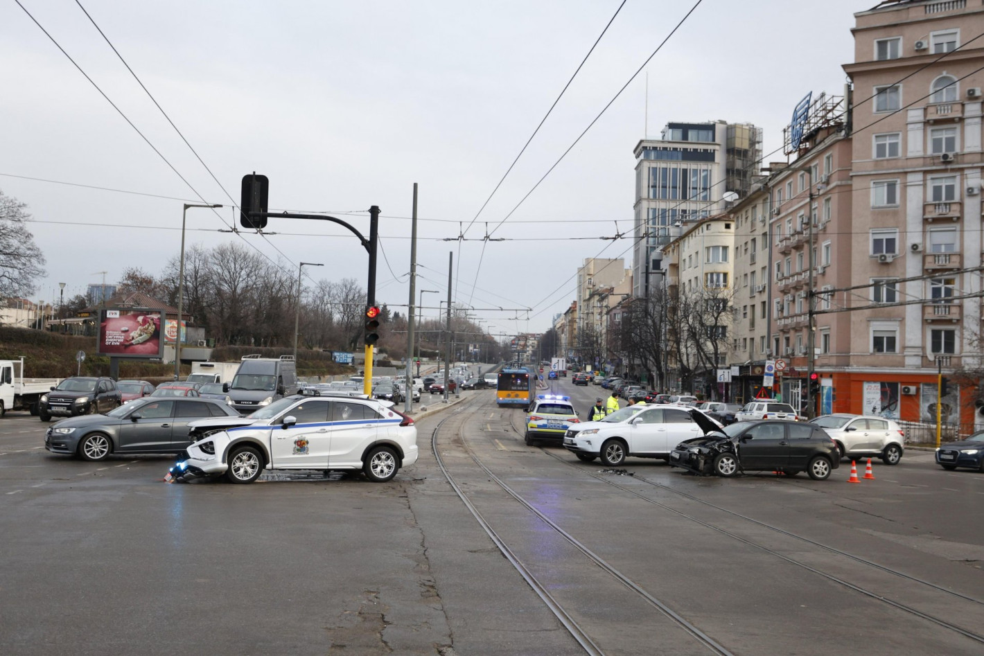 Катастрофа с джип на Столичната община блокира кръстовище до НДК (снимки/видео)